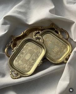 Plateau de service en laiton de style antique avec motif floral gravé pour une présentation élégante de la table et une décoration traditionnelle de la maison - Product Image 4