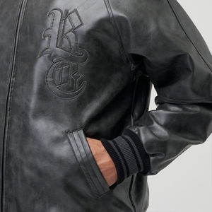 Chaqueta de Béisbol Negra Bordada de Alta Calidad con Diseño Personalizado OEM, Chaqueta Bomber de Cuero PU para Hombre, Chaqueta Varsity con Cierre - Product Image 4
