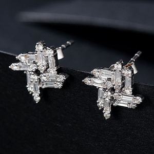 Boucles d'oreilles glamour serties de diamants de laboratoire, taille brillant rond, plaqué or 18 carats, certifiées IGI, style luxueux unisexe - Product Image 2