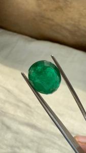 Émeraude naturelle zambienne de 5,35 carats, taille ovale, pierre précieuse non montée |   Pierre précieuse verte de qualité supérieure pour la fabrication de bijoux fins et la vente en gros - Product Image 5
