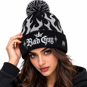 Bonnet tricoté unisexe à pompon avec motif graphique, personnalisable par broderie, revers côtelé, style streetwear, vente en gros, marque privée, USA - Product Image 2