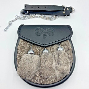 Pochette et sacs écossais haut de gamme en cuir noir à motif trèfle, avec 3 pompons et chaînes – Meilleures ventes - Product Image 1