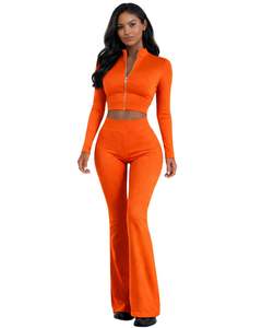 ชุดโยคะสองชิ้นสีส้มแบบกำหนดเองสำหรับผู้หญิง เสื้อครอปแบบมีซิปและกางเกงขาบานเอวสูง ผ้าสเตรช ชุดออกกำลังกาย ชุดฟิตเนส ผู้ผลิตตามสั่ง OEM - Product Image 1