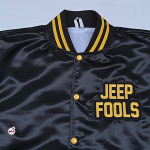 Chaqueta Varsity Negra de Satén al por Mayor para Hombre, con Letras Bordadas en la Parte Delantera, Cuello Camisero, Corte Regular, Ropa Casual de Otoño, Personalizable - Product Image 5