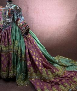 Vestido largo afgano con bordados elaborados, detalle intrincado en el escote, falda completa y motivos tribales tradicionales. Perfecto. - Product Image 4