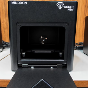El Trusure Mini es una máquina portátil de autenticación de diamantes diseñada para la detección rápida y precisa de CVD y HPHT. - Product Image 1