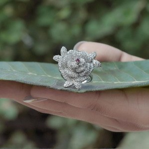 Anillo de Compromiso con Flor de Rosa Inspirado en la Naturaleza para Mujer, con Moissanita Pavé, Plata de Ley 925, Bañado en Rodio, Diseño Floral - Product Image 4