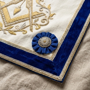 Delantal Masónico Blanco Personalizado con Ribete de Terciopelo Azul y Compases Cuadrados Bordados en Dorado, Estilo Clásico - Product Image 4
