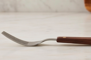 Ensemble de couverts en acier inoxydable avec manche en bois, sculpté à la main, parfait pour la vaisselle de mariage, la restauration élégante et l'utilisation en restaurant. - Product Image 2