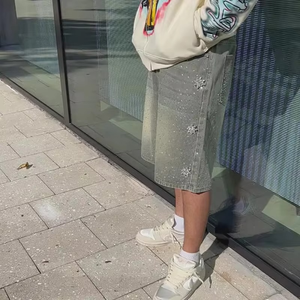 Pantalones cortos de hombre holgados de pana 100% algodón, con estampado de cielo estrellado gótico, de pierna ancha, con dobladillo sin rematar, estilo streetwear y efecto desgastado. - Product Image 4