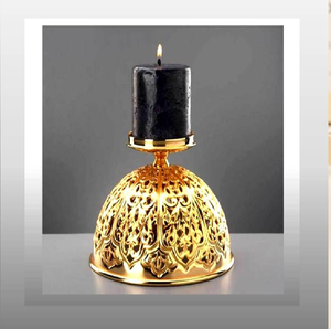 Élégant porte-bougie en filigrane doré en forme de dôme avec une bougie pilier noire en dessus. Décor élégant disponible à prix de gros. - Product Image 1