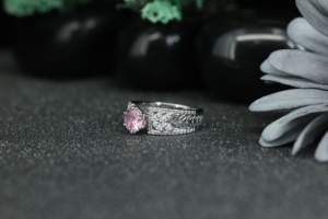 Bague de fiançailles en moissanite rose, argent sterling 925 |   Bague de créateur pour femme, style halo, avec diamant taille ronde, vente en gros - Product Image 2