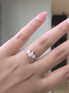 Bague à trois pierres en diamant de laboratoire taille poire 0,75 carat, en or avec bande pavée, pour fiançailles et anniversaire, bijoux fins pour femme - Product Image 1