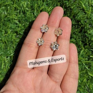 6 Piedras Sueltas de Moissanita Blanco Hueso en Forma de Flor, Corte a Mano, Diseño Único y Elegante para Joyería Nupcial - Product Image 4