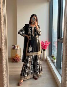 Ensemble prêt-à-porter entièrement cousu : Top en georgette à motifs étoiles et broderies magnifiques, avec pantalon palazzo et dupatta fantaisie. - Product Image 3