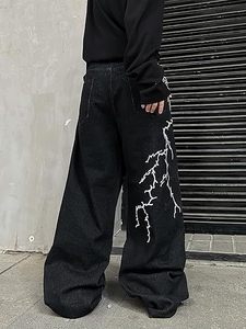 Vaqueros holgados bordados estilo hip hop para hombre – Pantalones de mezclilla negros de corte holgado, pantalones anchos de estilo urbano para hombre - Product Image 2