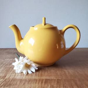 Théière élégante et minimaliste avec bec verseur lisse, poignée confortable, conception conservant la chaleur, idéale pour le service à thé moderne - Product Image 4