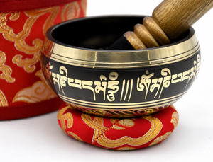 Bol chantant tibétain noir et or avec marteau en bois et coussin brodé rouge, bol sonore artisanal pour la méditation et le yoga - Product Image 1