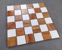 Carreaux de salle de bain en mosaïque de pierre à motif d'échecs en travertin rouge carré naturel et marbre blanc