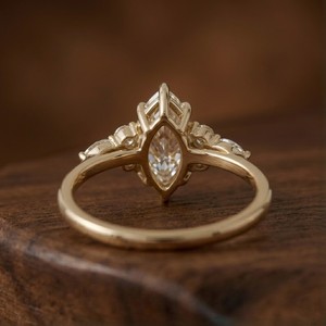 Bague tendance en or massif 14 carats avec diamant de laboratoire taille marquise de haute qualité, certifiée IGI, pour mariage ou fiançailles - Product Image 3