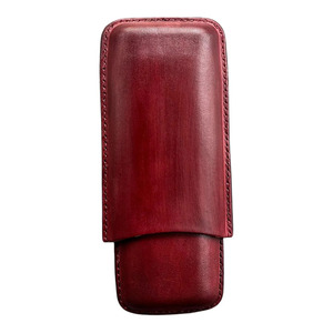 Étui à cigares compact en cuir avec coupe-cigares intégré et compartiment de rangement, idéal pour les voyageurs d'affaires et les collectionneurs - Product Image 1