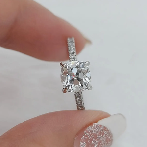 Bague de fiançailles en or blanc massif avec diamant de laboratoire IGI taille brillant coussin de 1,5 carat, provenance mine ancienne, pour demande en mariage - Product Image 5