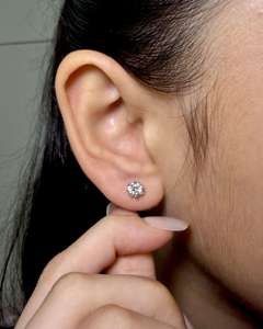 Clous d'oreilles de luxe en or 10K avec diamants de laboratoire ronds brillants taillés à la main, certifiés IGI - Product Image 5