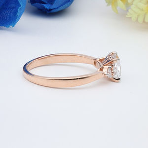 Poussière d'étoile 14K or rose taille princesse laboratoire cultivé diamant bague de fiançailles trois pierres et côté pierre bague cadeau pour les femmes - Product Image 3