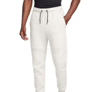 Jogging slim fit en molleton technique pour homme, style décontracté avec poches latérales, léger et facile à porter toute la journée, intérieur ou extérieur. - Product Image 3