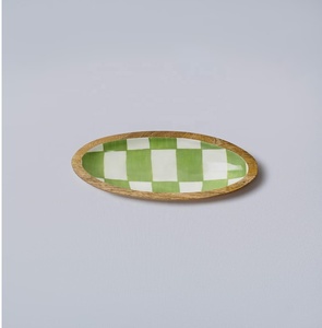 Plateau en bois ovale vert blanc en damier avec bord naturel Assiette de service élégante fabriquée à la main - Product Image 1