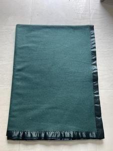 Couverture en laine vert olive OS 60x90 pouces pour le camping, les voyages et les activités de plein air - Product Image 1
