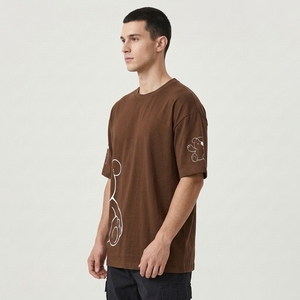 T-shirt moderne surdimensionné marron chocolat pour homme avec motif d'ours de dessin animé minimaliste et graphismes à lignes blanches épurées - Product Image 2