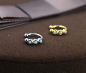 Pendiente de Oreja Minimalista de Ópalo Blanco en Plata de Ley, Plata o Oro, Sin Perforación, Pendiente de Oreja de Ópalo de Fuego - Product Image 1