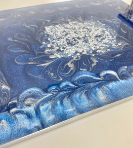 Bandeja decorativa de resina azul marino y plateada con asas modernas de barra plateada de Perfect Enterprises - Product Image 5