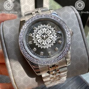 Montre de luxe pour femme Charm Jewellis en acier inoxydable, boîtier rond, cadran de 30 mm, lunette en or rose, accent diamant, affichage analogique de la date - Product Image 5