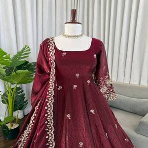 VASTRA COTTAGE Élégante robe Anarkali en soie avec broderie de fils et de sequins, pantalon en coton à taille élastique, dupatta en soie Fendy, robe de créateur - Product Image 5
