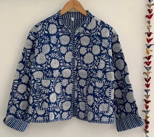 Veste pour femme en coton tricoté à la main en Inde, matelassée, réversible, à imprimé animal, col rabattu, manches trois-quarts - Product Image 3
