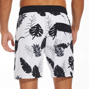 Shorts décontractés pour hommes gris clair, écologiques, imprimés par sublimation tie-dye, en satin, séchage rapide, taille mi-haute, avec cordon de serrage et poches - Product Image 4