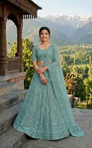 Colección de Lehenga Choli de Boda con Silueta Imperio Clásica, Largo hasta el Suelo, Sin Espalda, con Bordado Dori y Lentejuelas Doradas, y Adornos Zari Elegantes - Product Image 4