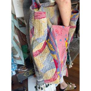 กระเป๋าผ้าแคนวาสปักลายเดซี่แบบเปิดปิดได้ ทำมือสไตล์วินเทจจากราชสถาน สำหรับผู้หญิงใช้ในชีวิตประจำวัน - Product Image 4