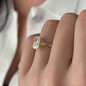 Bague de fiançailles en or 18 carats à double sangle, sertie de diamants de laboratoire en forme de coussin allongé de 2 carats, style Art Déco, certifiée IGI - Product Image 6