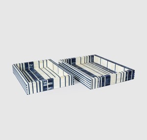 Plateau décoratif rectangulaire avec rayures horizontales bleues et blanches, design géométrique moderne, panneau unique, design artisanal - Product Image 6