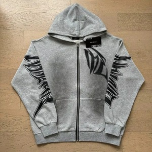Ensemble de survêtement confortable avec short et sweat à capuche, conçu pour un confort tout au long de la journée, doté d'un tissu léger, respirant et d'une coupe décontractée. - Product Image 1