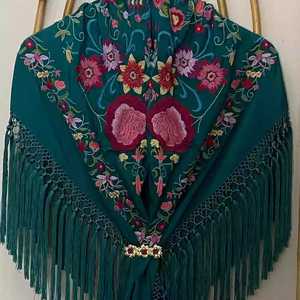 Chal de Lana Bordado con Flores Blancas, Bufanda con Flecos de Flores Azules, Estilo Mexicano, Alternativa al Chal de Invierno para Mujer - Product Image 4