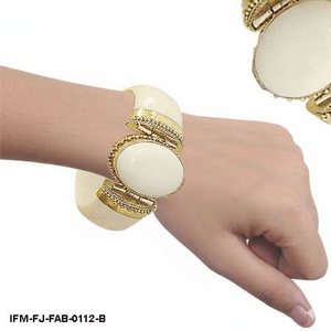 Bracelet jonc à charnière en émail crème style vintage avec finition or antique et centre en cabochon ovale - Product Image 3