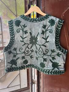 Chaleco Corto de Terciopelo Artesanal Estilo Suzani al por Mayor |   Chaqueta Boho de Algodón Transpirable sin Mangas con Bordado Floral Hecho a Mano para Mujer - Product Image 3