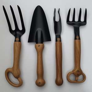 Juego de herramientas de jardín ergonómicas modernas con mango de madera y cabezas de acero negro para jardinería en el patio trasero - Product Image 1