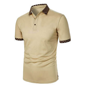Polo à manches courtes beige pour homme avec col et poignets à motifs marron, tissu Oxford en coton respirant décontracté - Product Image 1
