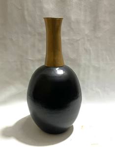 Jarrón moderno de metal negro con cuello de latón, jarrón de hierro hecho a mano para flores, decoración para sala de estar, venta al por mayor. - Product Image 3