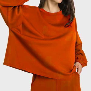 Múltiples estilos sólidos y con bloques de color disponibles. Top holgado y cómodo para mujer, de poliéster y algodón. - Product Image 4